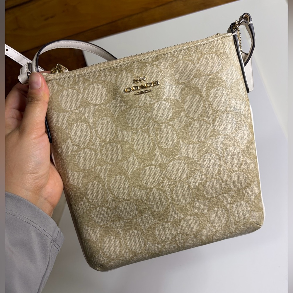 Coach Signature Tan‎ Beige Crossbody Bag with golden hardware - Picture 2 of 15